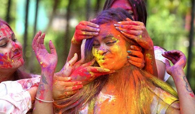 Hindistan'da renk festivali Holi kutlandı