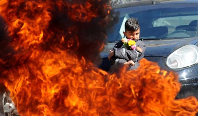 Beyrut'ta göstericiler yol kapattı