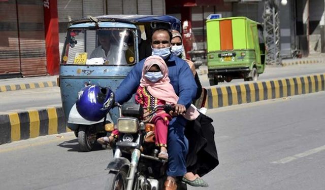 Pakistan Başbakanı'nın Kovid-19 testi pozitif çıktı, yetkililer halka en kısa sürede aşı yaptırma çağrısında bulundu