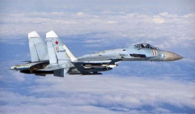 Rus savaş uçağı Baltık Denizi semalarında ABD bombardıman uçaklarını engelledi