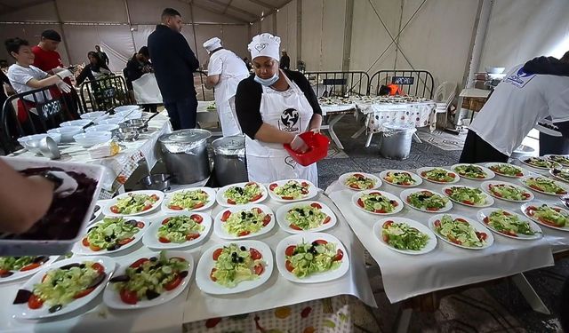 Cezayirli gönüllü gençler, ihtiyacı olanlar için iftar hazırladı