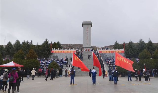 Çin'in kuzeybatısındaki öğrenciler şehitleri anmak için 54 kilometre yürüdü