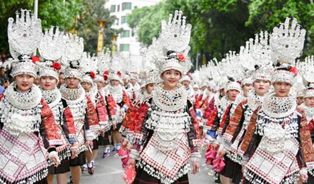 Çin'de Miao etnik grubu Kız Kardeşler Festivali'ni kutladı