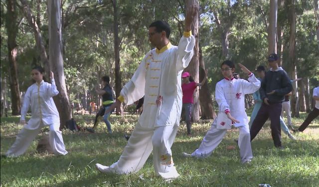 Faslı gençler Ramazan ayında Tai Chi yapıyor