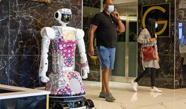 Güney Afrika'da bir otel temassız hizmet için robot kullanıyor