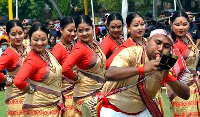 Hindistan'ın Assam eyaletinde Rongali Bihu Festivali kutlandı