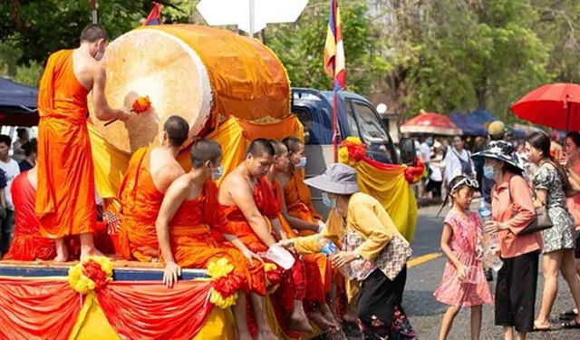 Laos'taki Songkran Festivali'ni kutlamak için çevrenizdekileri suyla ıslatın