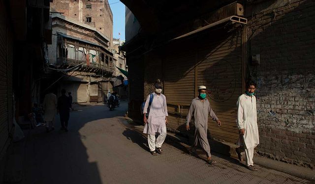 Pakistan'da Kovid-19 kurallarına uyulması için 16 şehirde ordu birlikleri konuşlandırıldı