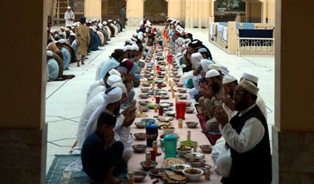 Pakistan'ın Peşaver şehrinde iftar heyecanı