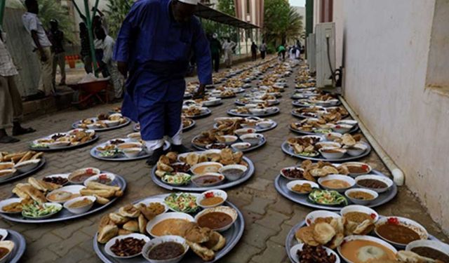 Sudan'da sokakta iftar hazırlığı