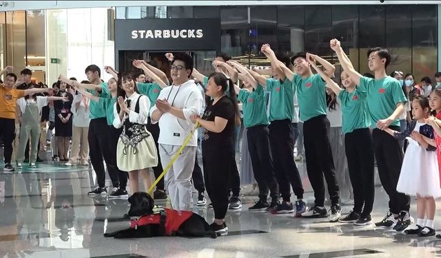 Beijing'deki flash mob'da engelsiz dünya çağrısı yapıldı