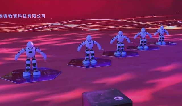 Çin'in teknoloji fuarında Alpha robotları grup dansı sergiledi