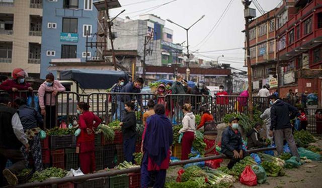 Katmandu pazarında insanlar