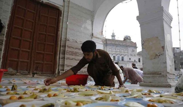 Ramazan Bayramı yaklaşırken Pakistan'da iftar yemeği