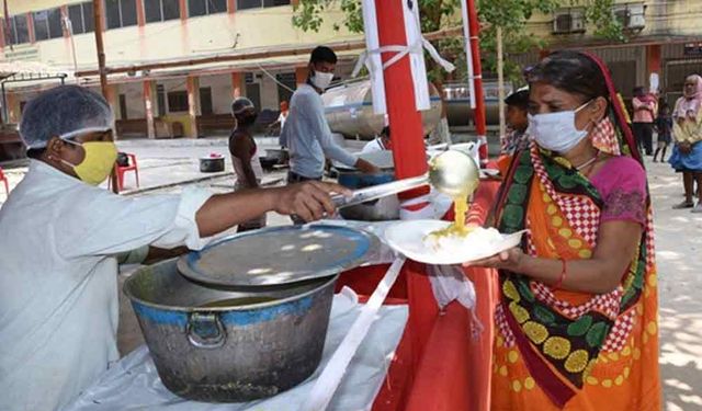 Hindistan'da gönüllüler Kovid-19 hastalarının yakınlarına yiyecek dağıtıyor