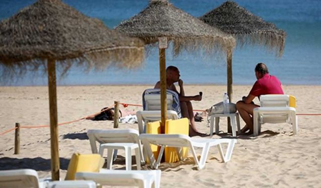 İngiliz turistler Portekiz'de tatil yapıyor