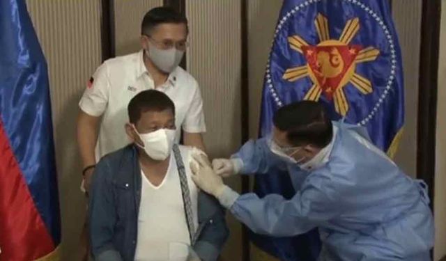 Filipinler Devlet Başkanı Duterte'ye Çin'in Sinopharm Kovid-19 aşısı vuruldu