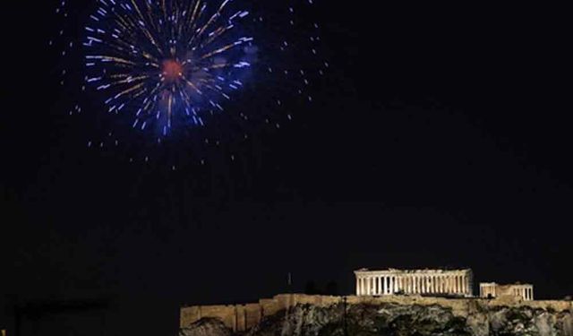 Atina'da Ortodoks Paskalyası havai fişeklerle kutlandı