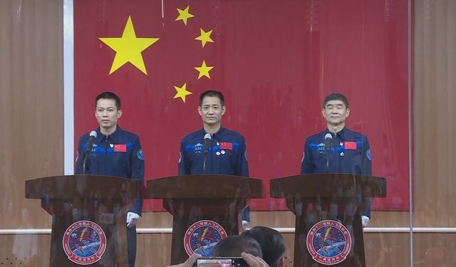 Çin'in Shenzhou-12 insanlı uzay misyonuna katılacak astronotlar basınla buluştu