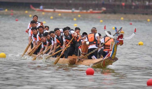 Çin'in güneybatısındaki Guizhou'da ejderha teknesi yarışı başladı