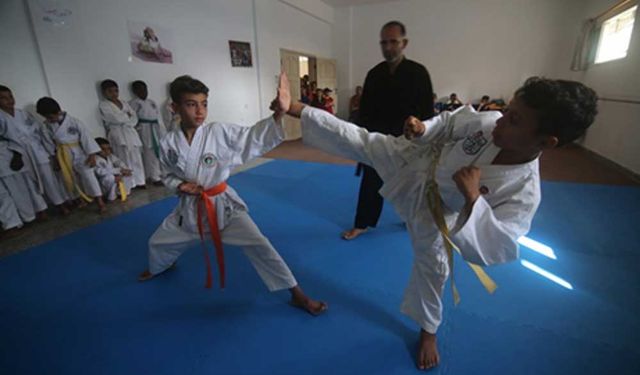 Filistinli çocuklar karate öğreniyor