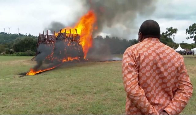 Kenya suçla mücadele için 5 binden fazla yasadışı silahı yaktı