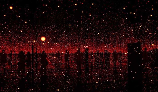 Londra'daki Tate Modern'de Yayoi Kusama eserleri sergileniyor