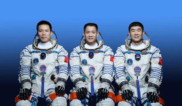 Shenzhou-12'nin üç astronotu birarada