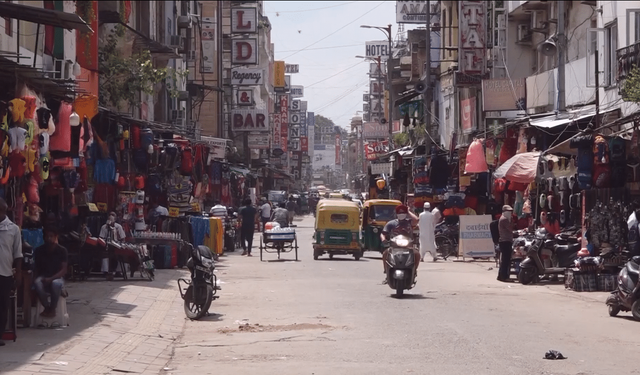 Yeni Delhi kapanma tedbirlerini biraz daha gevşetiyor