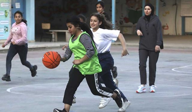 El Halil'de kız öğrencilere özel basketbol dersi