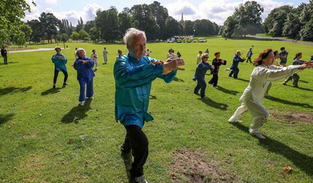 Brüksel'de Çin Tai Chi'si yapmak için onlarca kişi biraraya geldi