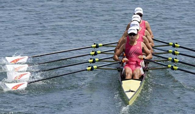 Olimpiyatlarda kürekte altın madalya kazanan Çin tarihi bir an yaşıyor