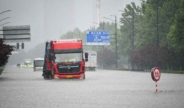 Kızılhaç ve yardım kuruluşları selin vurduğu Henan'a yardıma koştu