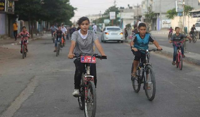 Gazze Şeridi'nde çocukları bisiklete binmeye teşvik etmek için yarış düzenlendi