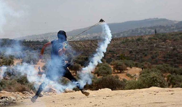 Nablus'da Filistinli göstericiler İsrail askerleriyle çatıştı