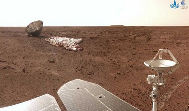 Çin'in Mars gezgini kızıl gezegende 450 metre ilerledi