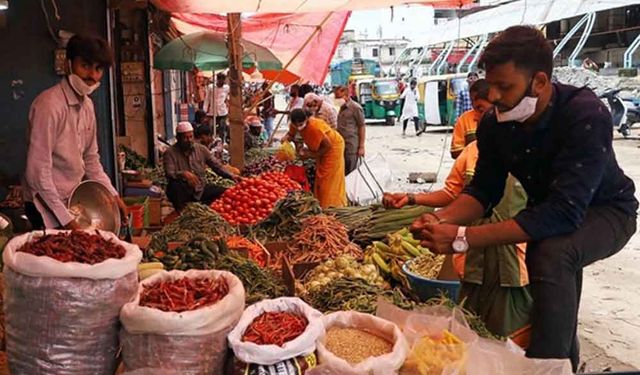 Kısıtlamalar hafifleyince Hindistan'ın Bangalore şehrinde pazarcılar işbaşı yaptı