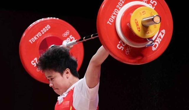 Çinli kadın halterci Hou Zhihui, Tokyo Olimpiyatları'nda altın madalya kazandı