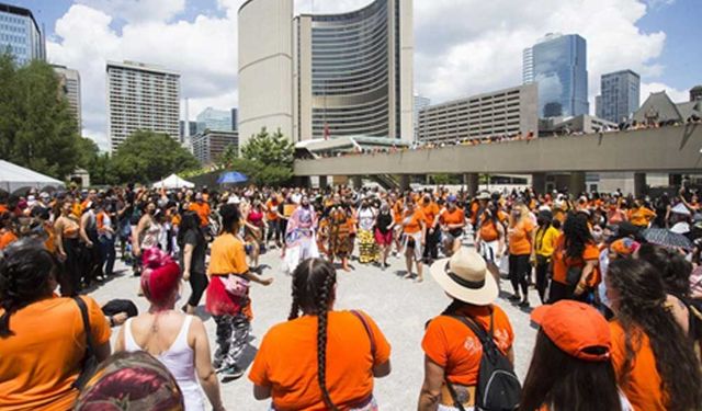 Toplu mezarda cesetleri bulunan yerli çocuklar için Toronto'da anma etkinliği