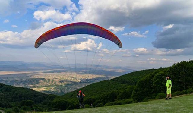 Kuzey Makedonya'nın Kruşevo kasabasında yamaç paraşütü keyfi