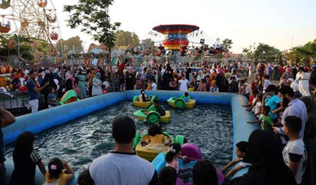 Mısır'ın Kalyubiye şehrinde Kurban Bayramı'nda lunaparklar doldu