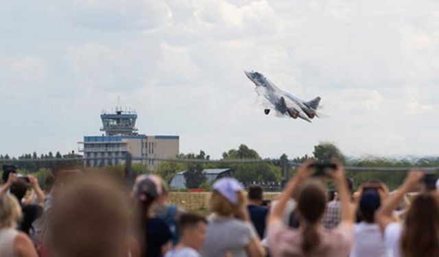 Rusya'daki Uluslararası Havacılık ve Uzay Fuarı'nın kapanışında Su-57 gösterisi