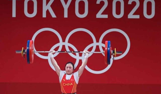 Filipinli halterci Diaz, Olimpiyatlar'da ülkesinin ilk altın madalyasını kazandı