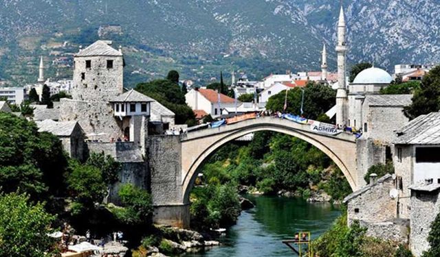 Bosna Hersek'te tarihi Mostar Köprüsü'nde geleneksel atlama yarışması yapıldı