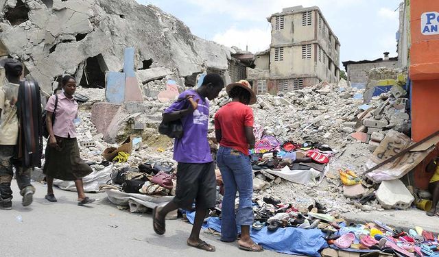 Haiti'de depremin etkilerini silmek için Haitililer ve yabancı kurtarma görevlileri birlikte çalışıyor