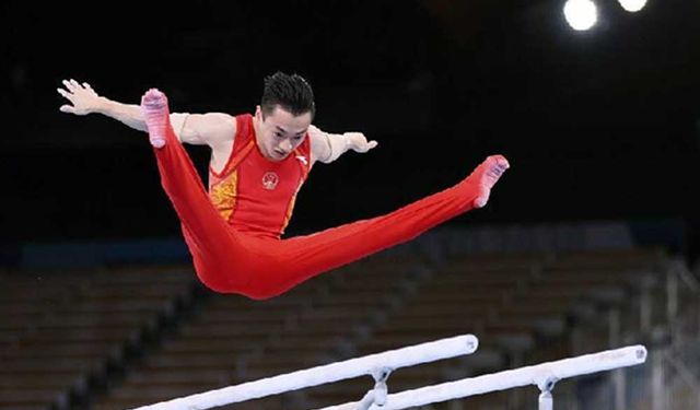 Çinli cimnastikçi Zou, Tokyo Olimpiyatları'nda erkekler paralel bar branşında altın madalya aldı