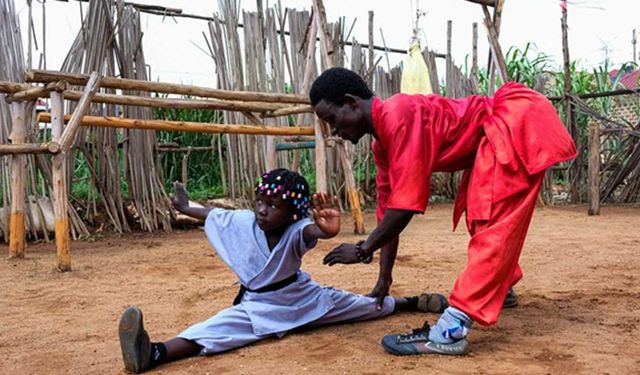 Ugandalı Kung Fu tutkunu, yeteneklerini genç nesillere aktarıyor