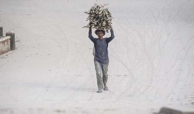 Endonezya'da volkanik Merapi Dağı'nın püskürttüğü küller bütün köyü kapladı