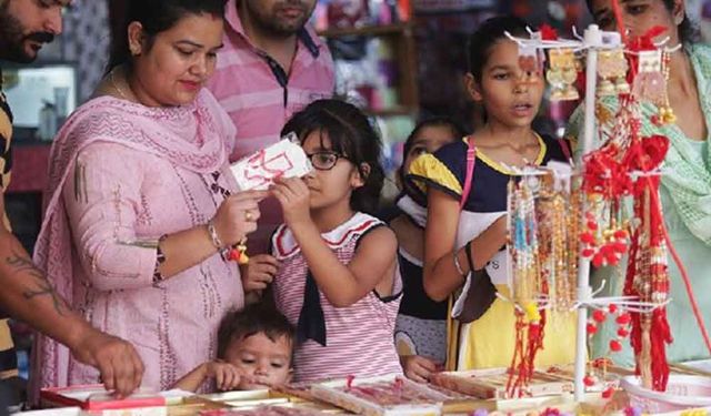 Hindular, Hindu festivali Raksha Bandhan için alışveriş yapıyor, kardeşlik bağını kutluyor