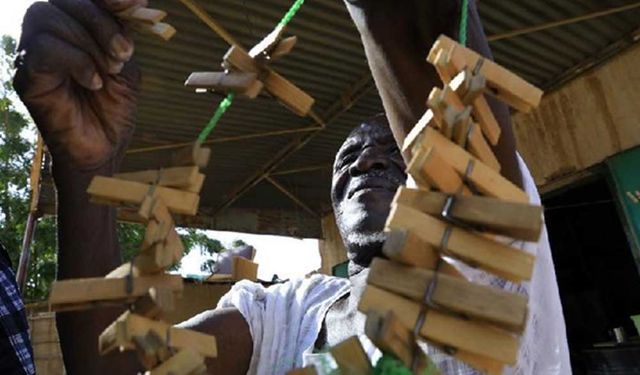 Sudan'da geleneksel çamaşırları elde yıkama hizmeti hala devam ediyor